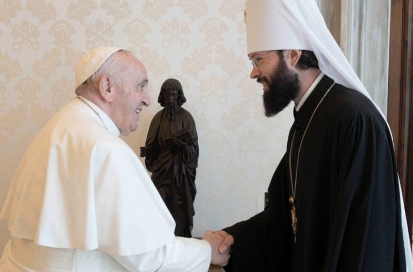 Francisco recibió al nuevo "canciller" de la Iglesia rusa cercana a Putin