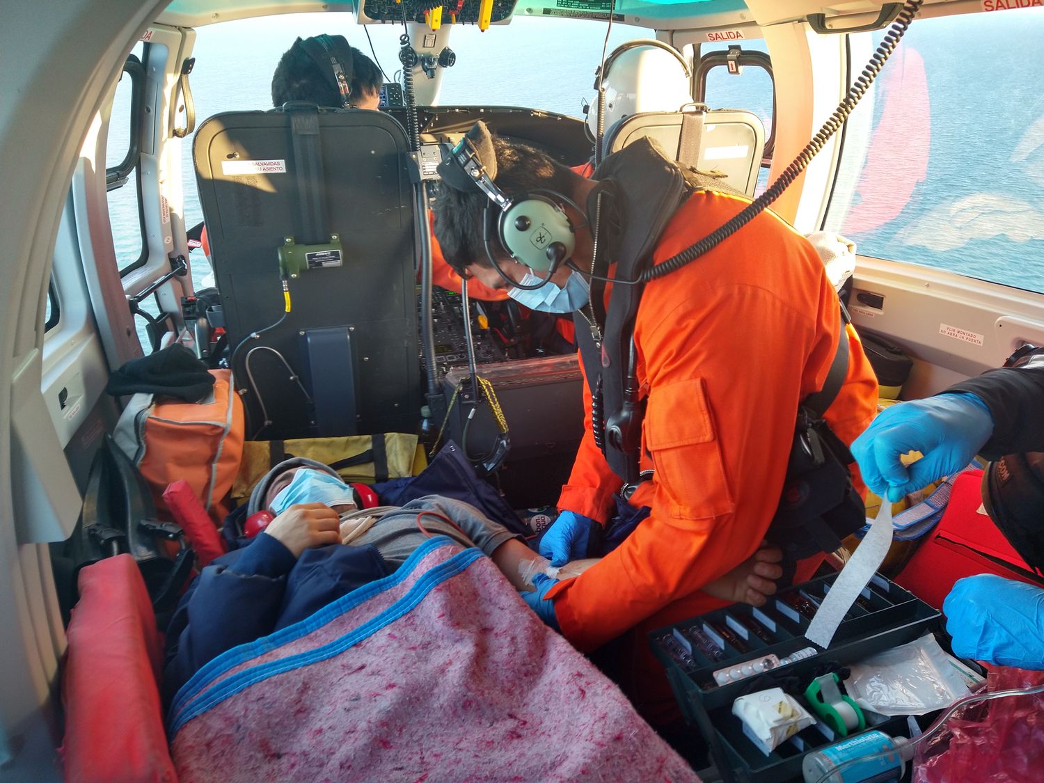 Prefectura aeroevacuó de urgencia a un tripulante enfermo