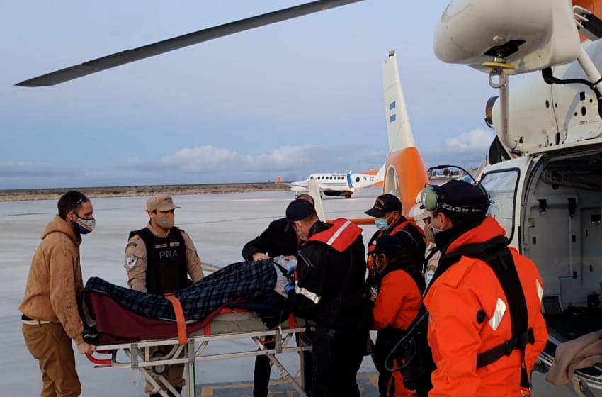 Emergencia en el mar: Prefectura aeroevacuó a un tripulante enfermo