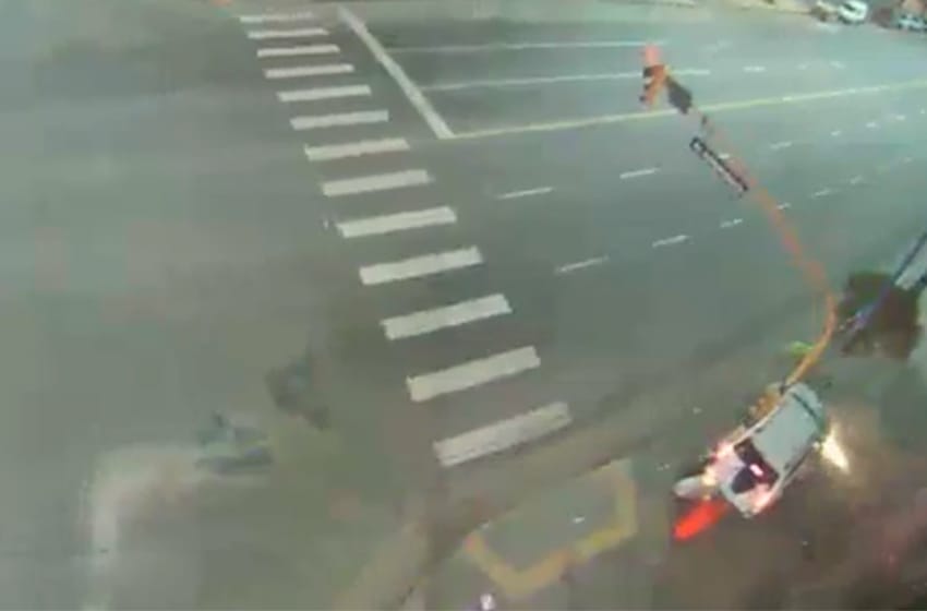 Video: así dobló a la izquierda el menor alcoholizado que impactó contra el semáforo