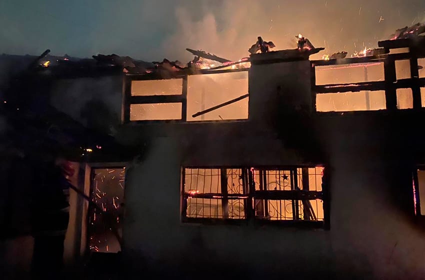 Incendio en barrio Los Pinares: el dueño de la casa de descompensó al ver las llamas