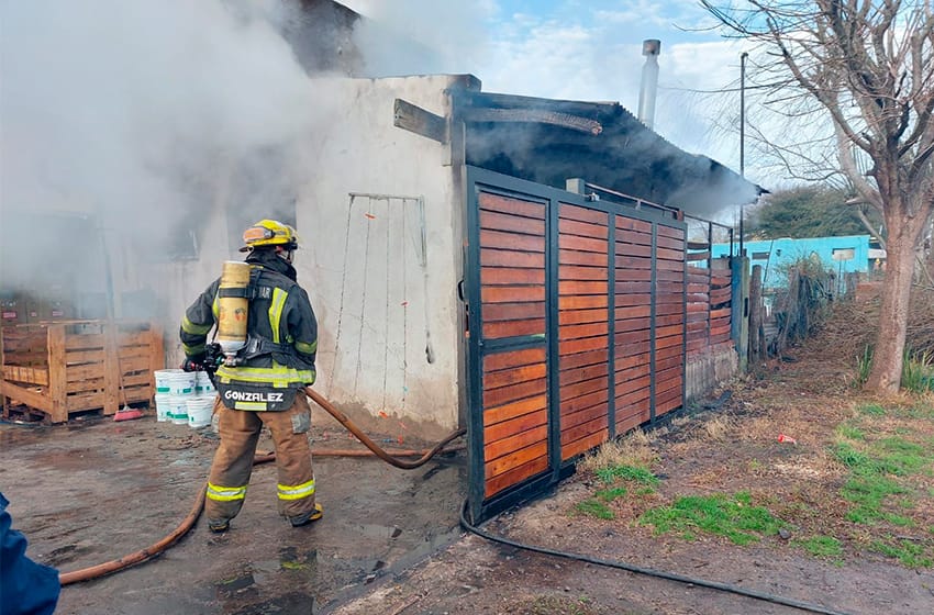 Incendio en Félix U. Camet: solicitan donaciones para la familia que perdió todo