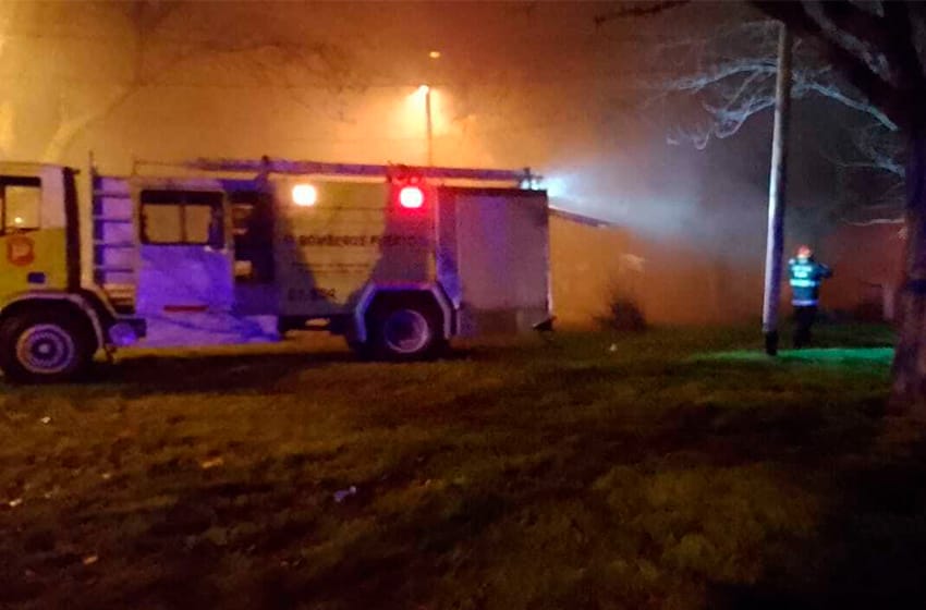 Incendio en una casa de barrio San Carlos: trasladan a tres menores al Materno
