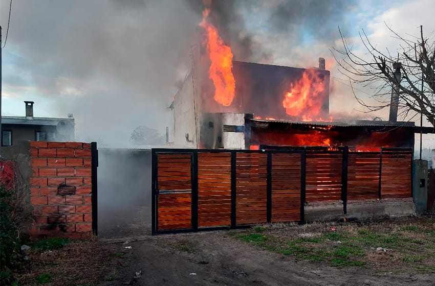 Ardió una casa en la zona norte: el hijo alertó a la madre del incendio