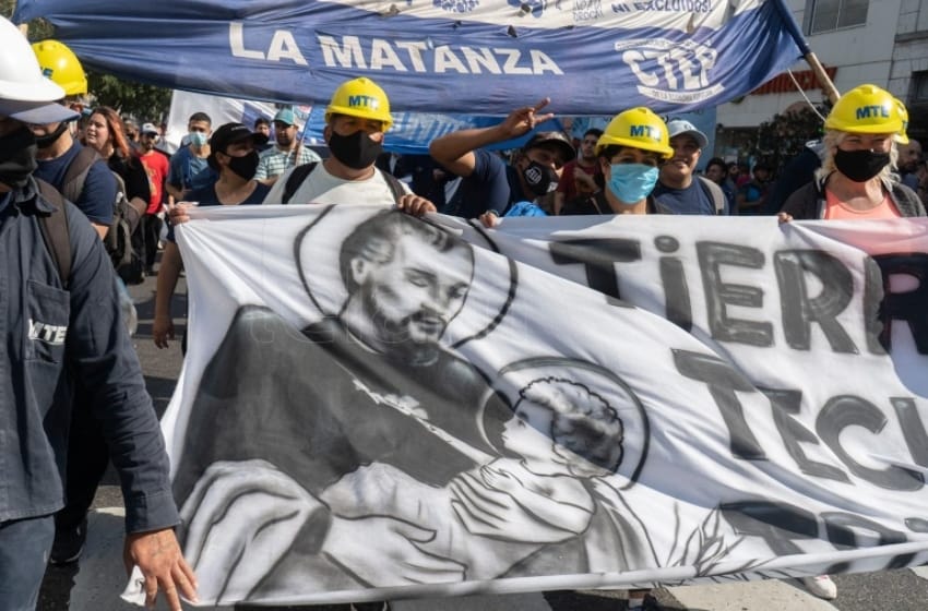 Movimientos sociales realizan un nueva Marcha de San Cayetano, desde Liniers a Avenida de Mayo
