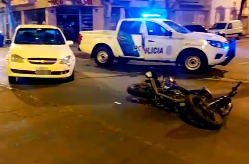 Chocan auto y moto en el centro: trasladan un hombre con fractura de tibia