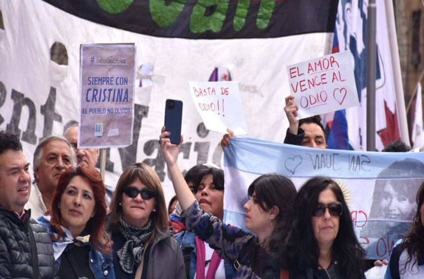Multitudinaria marcha de apoyo a Cristina en Plaza de Mayo
