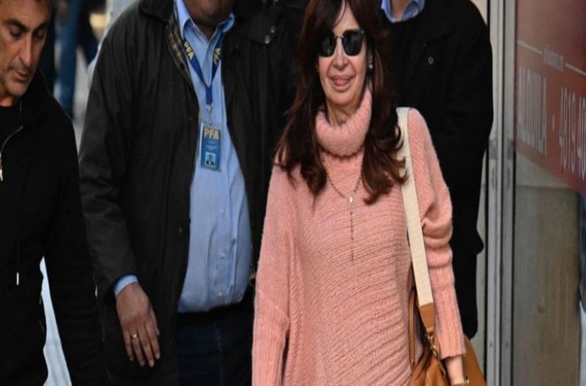 Tras el ataque, Cristina Kirchner salió de su casa de Recoleta con custodia policial