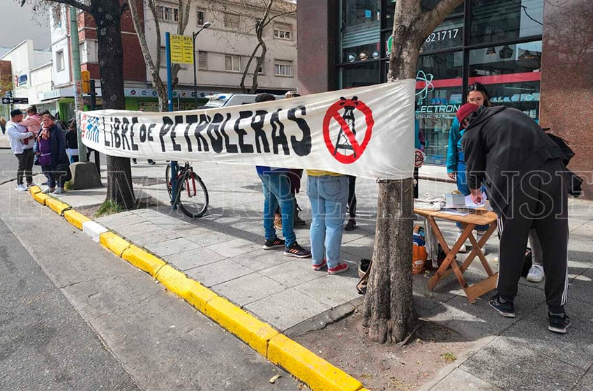 Greenpeace se manifestó en contra de la explotación petrolera en Mar del Plata