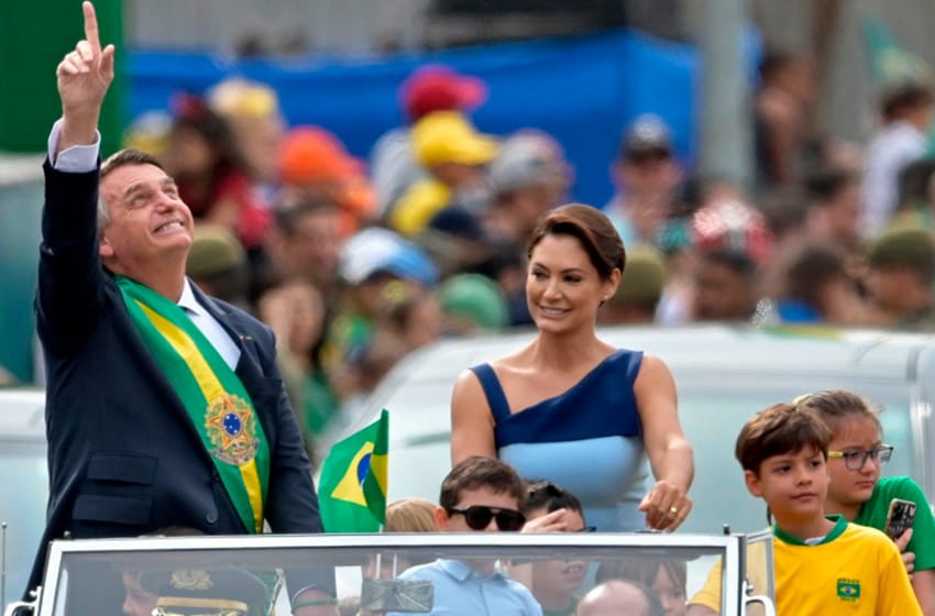 Bolsonaro encabezó el desfile con un millonario acusado de alentar un golpe contra Lula