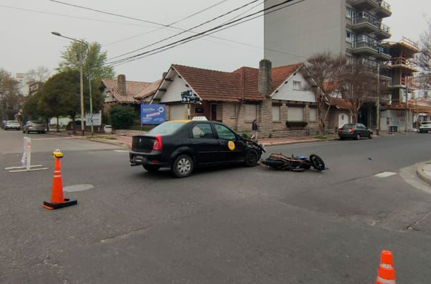 Taxi colisionó contra una moto: trasladan a la conductora y le secuestran el rodado