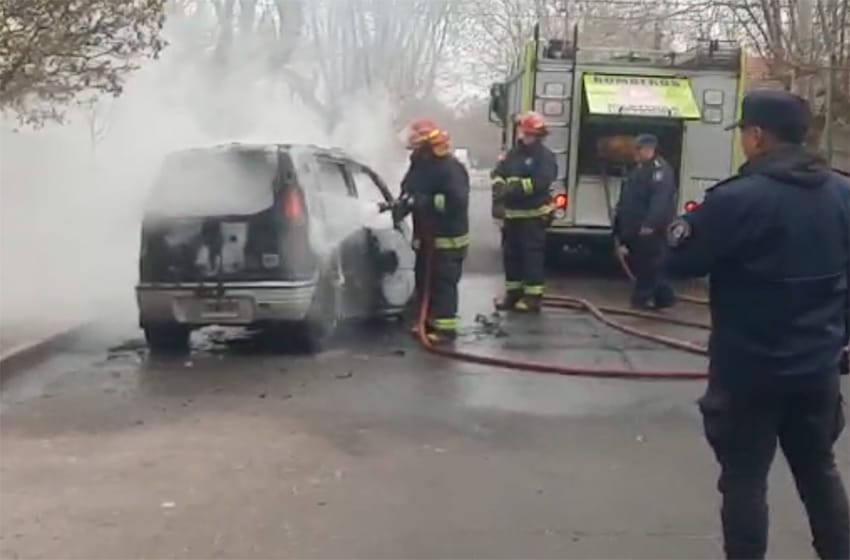 Se incendió un auto en plena calle