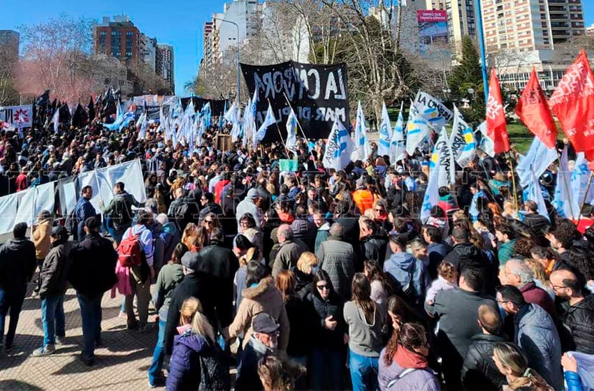 Video: masiva movilización en Mar del Plata por el atentado contra la Vicepresidenta