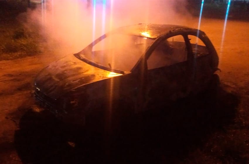 Encuentran auto incendiado sin patentes en el barrio Camet