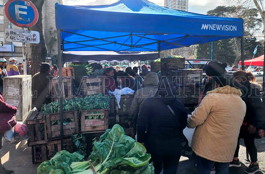 Pequeños productores realizan un "verdurazo" frente al Municipio en un nuevo reclamo
