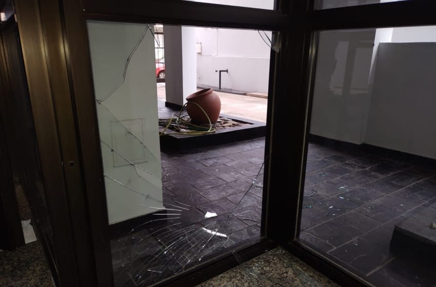 Delincuente rompió los vidrios de un edificio para intentar robar