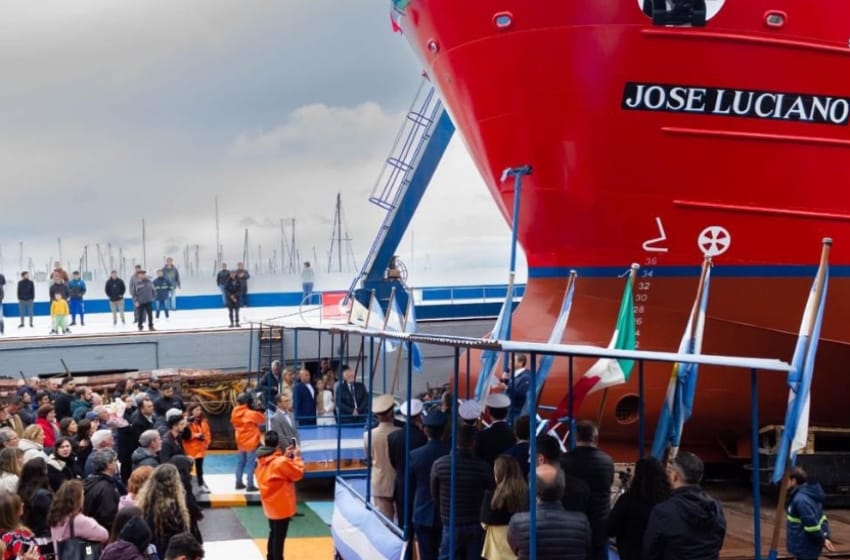Se realizó la ceremonia de la botadura de un buque pesquero en Mar del Plata