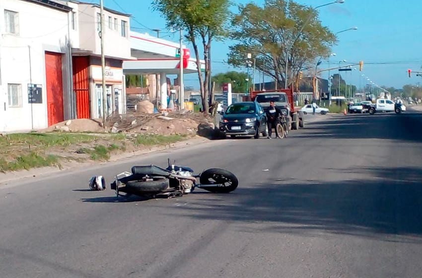 Una moto embistió a una mujer que cruzaba la calle