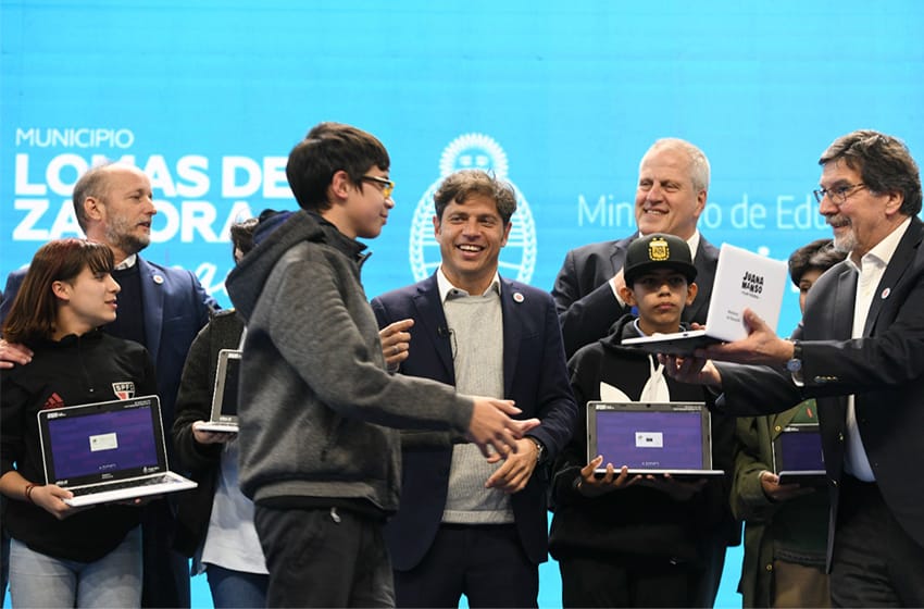 Kicillof y Perczyk entregaron más de mil netbooks para estudiantes de Lomas de Zamora