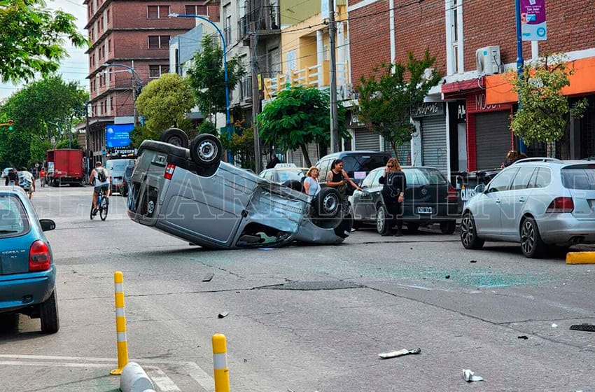 Choque y vuelco en San Juan y San Martín: trasladaron a un conductor golpeado