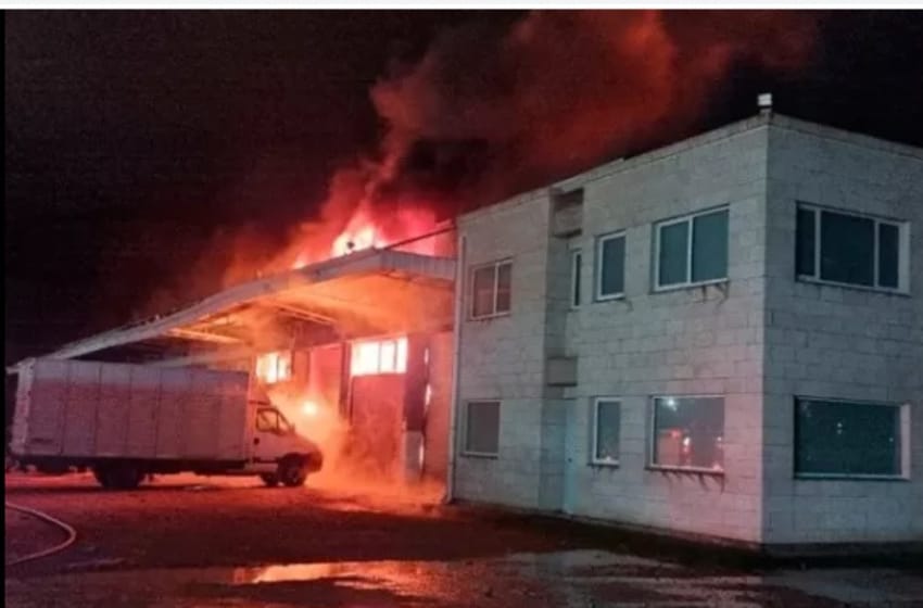 Determinaron que fue intencional incendio que destruyó depósito fábrica colchones