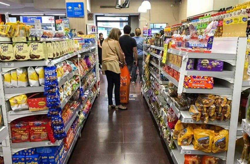 Crecen las diferencias de los precios entre supermercados y almacenes