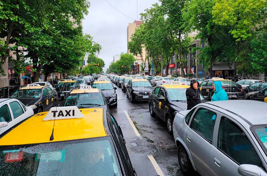Taxis y remises en la municipalidad: "Hasta que no haya novedades positivas no levantamos el paro"