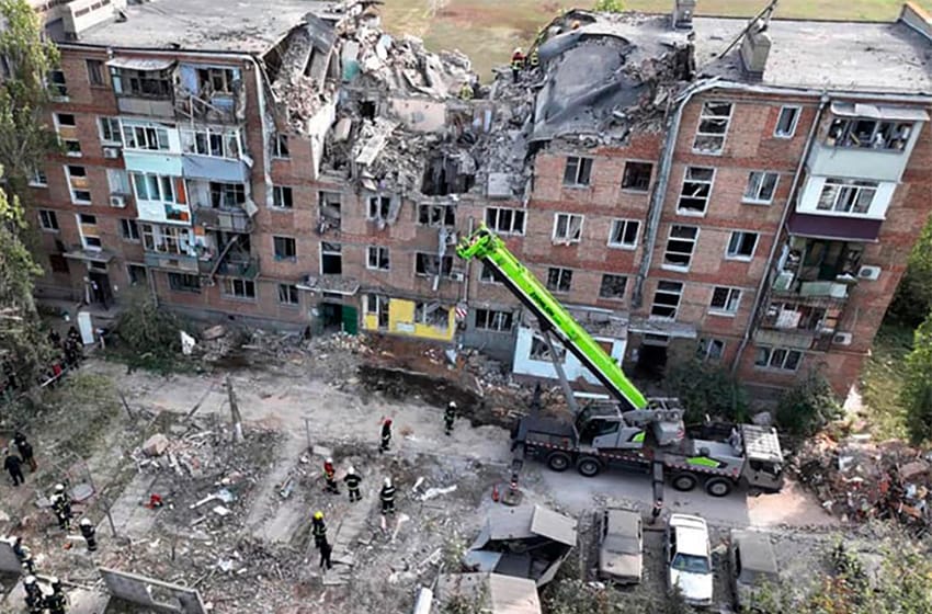 Cinco muertos en un ataque ruso contra un edificio residencial en el sur de Ucrania