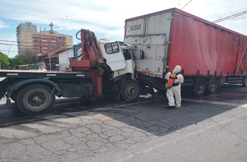Chocaron dos camiones en Juan B. Justo y Güemes: 1 herido con traumatismos