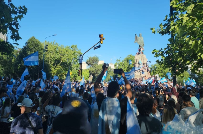 Así se festejó la victoria de Argentina en el monumento San Martín