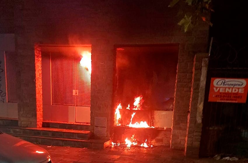 Voraz incendio en el macrocentro de Mar del Plata