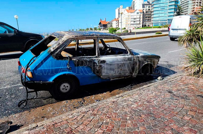 Se incendió un auto en Playa Chica
