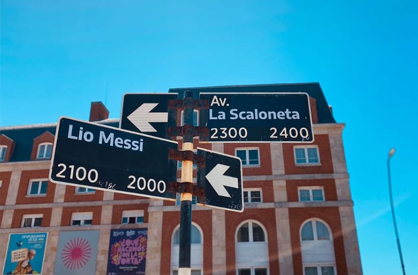 Mar del Plata es Mundial y frente a la costa señalizaron la esquina "La Scaloneta y Lio Messi"