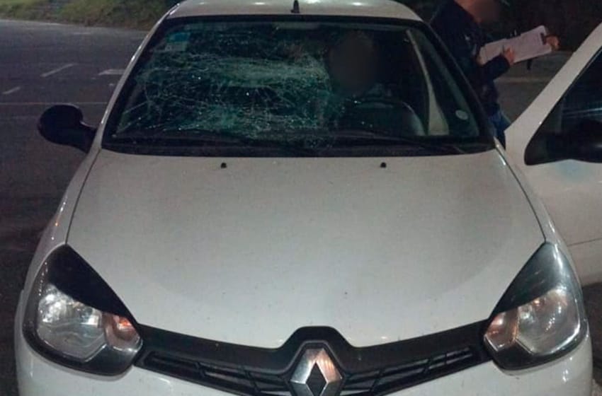 Fuera de sí, una mujer rompió un auto arrojándole un banco de madera en Playa Grande