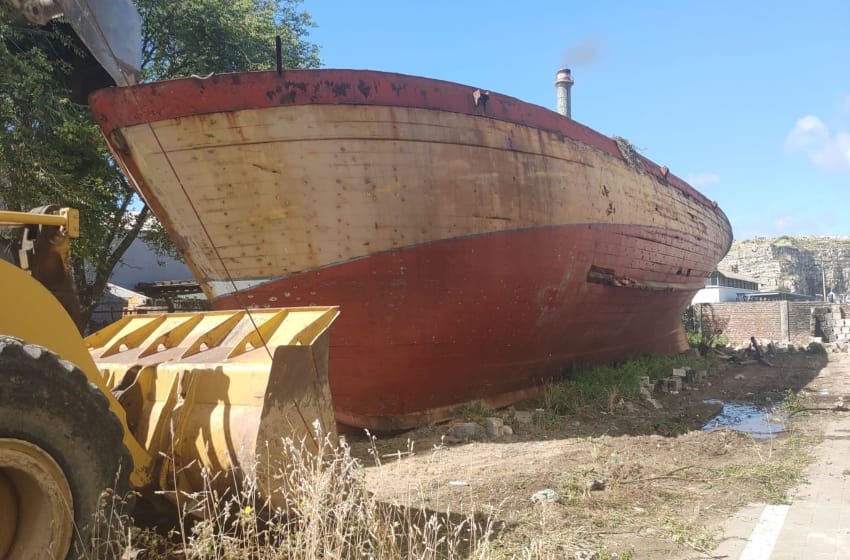 El Municipio retiró un barco de 90 toneladas que obstruía el paso en pleno Puerto