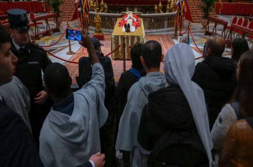Miles de fieles despidieron a Benedicto XVI en la capilla ardiente de la basílica de San Pedro