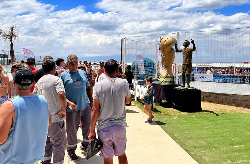 Se exhibe en Punta Mogotes la primera estatua de Messi en el mundo