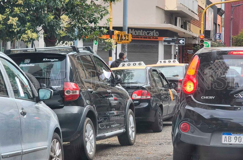 Taxistas denuncian que autos particulares estacionan en sus paradas