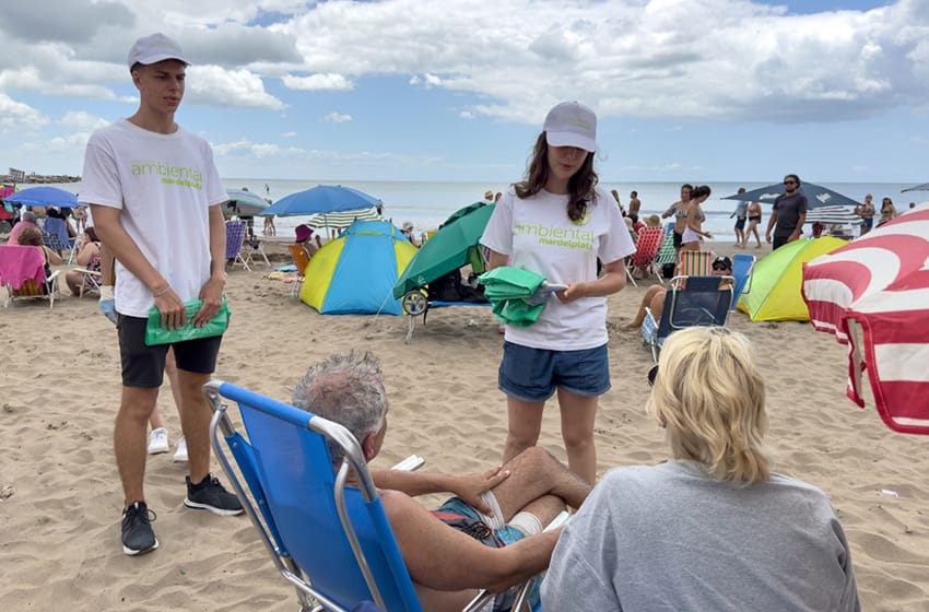 Por las playas: promotores concientizan sobre el cuidado del ambiente