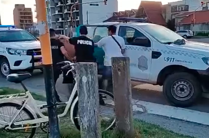 "Trapito" violento: exigió mil pesos a un conductor y le dio una patada al auto