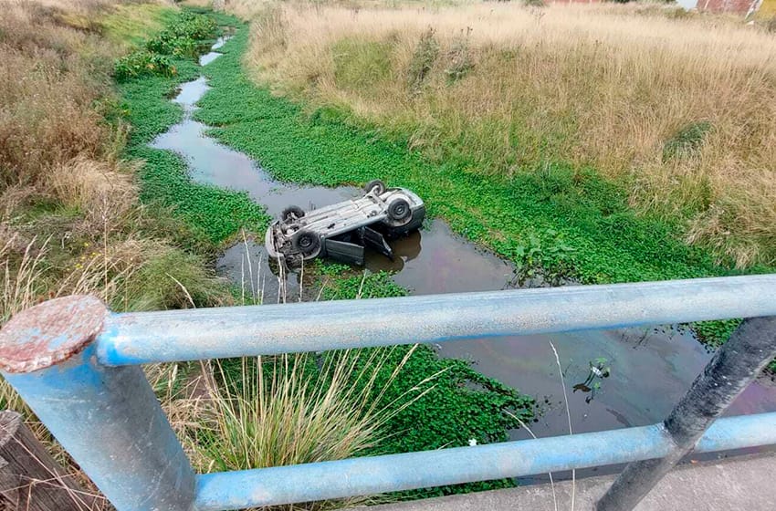 Un auto cayó al arroyo La Tapera: de milagro no terminó en tragedia