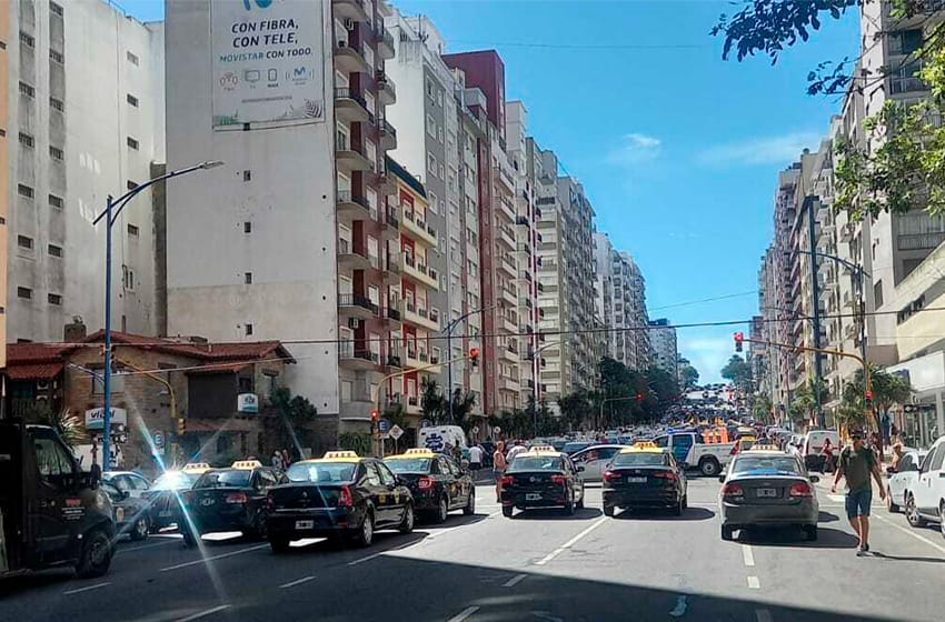 Tras un día agitado con cortes y cruces, taxistas reanudaron el servicio
