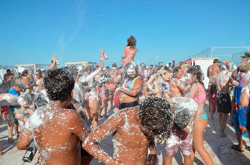 A pura alegría y diversión, marplatenses y turistas disfrutaron del Carnaval en Punta Mogotes