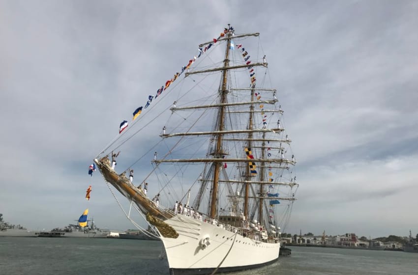 La Fragata Libertad zarpó de la Base Naval de Mar del Plata rumbo a Puerto Belgrano