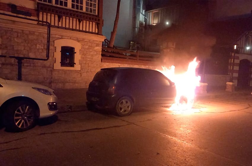 Bomberos sofocaron el incendio de un auto en la loma de Stella Maris