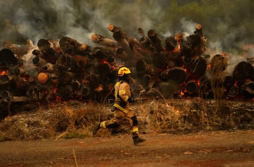 Chile: a pesar de los incendios, vecinos se niegan a entregar el agua de sus piletas