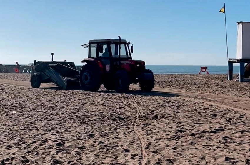 Rastrillan y limpian más de 50 hectáreas de playas públicas por día en Mar del Plata