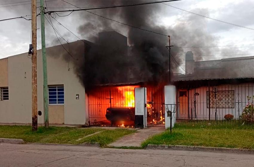 Tensión por un grave incendio en barrio Bernardino Rivadavia