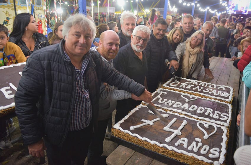 Santa Clara del Mar celebró su cumpleaños en la Fiesta de la Cerveza con el corte de torta de 24 metros