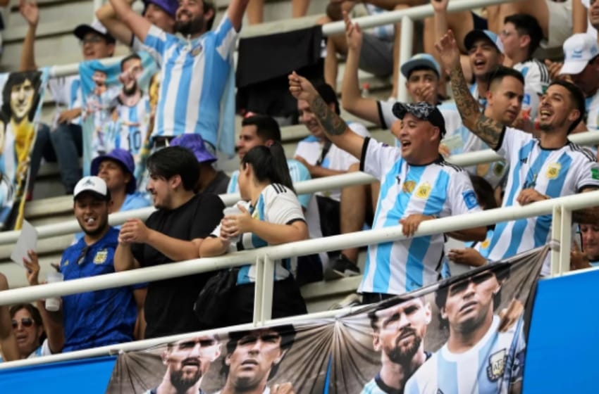 Los campeones del mundo salieron al campo de juego para saludar a los hinchas en Santiago del Estero
